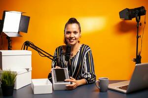 opname groot geschenk weggeven van nieuw media ster in huis studio. . creatief inhoud Schepper influencer deskundige vlogger opname online internet web podcast voor publiek foto