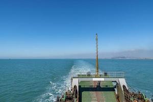 de oceaan onder de blauwe lucht, het schip dat aan de kade ligt of de zee foto