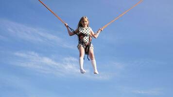 weinig meisje kind gelukkig spelen in zomer park foto