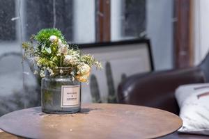 er zijn gepersonaliseerde decoraties in het kleine hoekje van de koffiewinkel foto