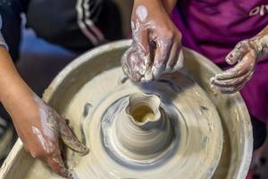 het proces van het maken van aardewerk in een pottenbakkerij