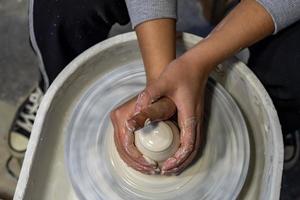 het proces van het maken van aardewerk in een pottenbakkerij