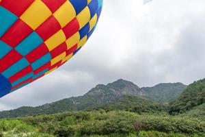close-up heteluchtballonnen met rode, gele en blauwe vlekken op de berg