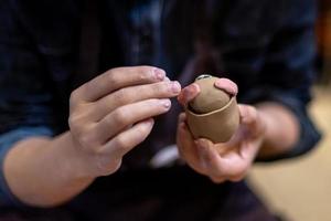 het proces van het maken van aardewerk in een pottenbakkerij foto