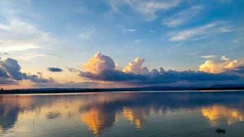 zonsondergang reflectie en wolken in de reservoir foto
