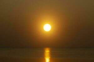 zonsondergang lucht Bij de meer in gouden tijd. foto