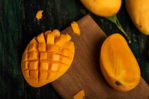 mango's snijden en afmaken op de snijplank