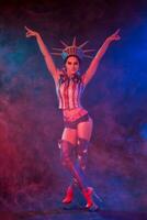 jong vrouw in stadium kostuum van striptease danser poseren foto