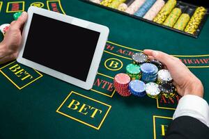 casino, online gokken, technologie en mensen concept foto