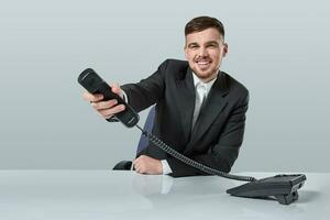 portret van aantrekkelijk zakenman Holding telefoon in zijn hand. deze telefoontje is voor u concept foto