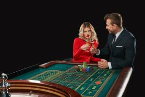 paar spelen roulette wint Bij de casino. foto