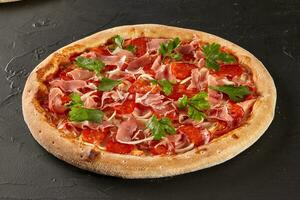 vlees pizza met salami, spek en prosciutto foto