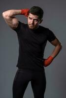 jong Mens in sportkleding met hand- wraps Aan grijs achtergrond foto