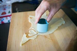 vrouw hand- maken hart vormig koekjes foto