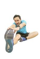 Aziatisch sport Mens uitrekken lichaam spier voordat oefenen geïsoleerd wit achtergrond foto