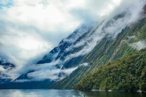 wit wolk en hoog berg in milford geluid fjord land- nationaal park nieuw Zeeland meest populair op reis bestemming foto