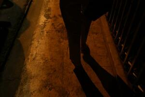 silhouet van vrouw poten wandelen in de donker in de midden- van de nacht foto