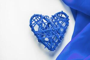 blauw hart en zijde lint Aan een wit achtergrond foto