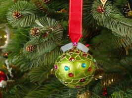 ai gegenereerd Spar Afdeling met ballen Aan de Kerstmis achtergrond met schittert. foto