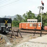 kalka, haryana, Indië mei 14 2023 - visie van kalka spoorweg station van waar speelgoed- trein loopt van kalka shimla route gedurende dag, speelgoed- trein station platform, Indisch spoorweg knooppunt, zwaar industrie foto