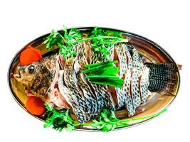 gestanst beeld van vis Aan een bord met groenten foto