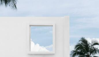 buitenkant wit muur beton structuur met Open venster kader tegen blauw lucht en wolken, architectuur cement huis, minimaal modern gebouw met zomer lucht en palm bladeren boom foto