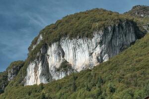 de rots klif van cornalba Italië foto