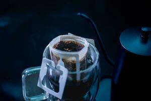druppelen koffie en gieten water Aan de zwart steen tafel, zacht focus.ondiep focus effect. foto