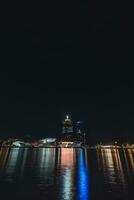 nachtleven in de s werelds meest onderhoudend stad, Amsterdam. centraal station en de stad centrum onder de Hoes van nacht. de hoofdstad van de Nederland foto