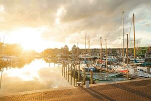 zonsondergang Bij de haven in almere, centraal nederland. water vervoer gedurende de gouden uur foto