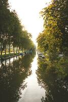 vervoer tussen steden gebruik makend van een water kanaal naar aanvulling de land's infrastructuur. Nederlands vervoer tussen steden. Verzending foto