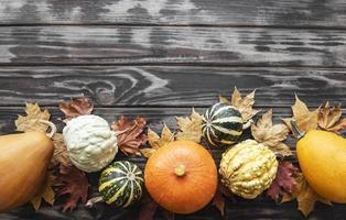 herfstcompositie, gezellig herfstseizoen, pompoenen en bladeren foto
