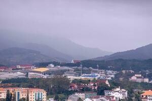 visie Aan daken in de stad van dalat. da lat en de omgeving Oppervlakte is een populair toerist bestemming van Azië. stad met mist en bergen foto