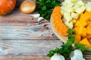 gesneden seizoensgebonden groenten pompoen, aardappelen en wortels. pompoen soep ingrediënten. plaats voor tekst. foto