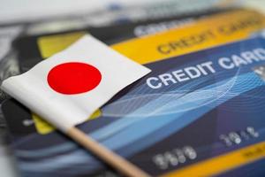 japanse vlag op creditcard. financiële ontwikkeling, bankrekening, statistieken, investeringsanalytisch onderzoek data-economie, beurshandel, bedrijfsconcept foto