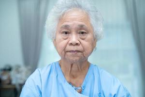 Aziatische senior of oudere oude dame vrouw patiënt helder gezicht zittend in verpleegafdeling ziekenhuis, gezond sterk medisch concept