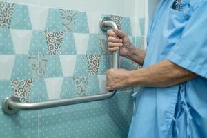 Aziatische senior of oudere oude dame vrouw patiënt gebruik toilet badkamer handvat beveiliging in verpleegafdeling ziekenhuis, gezond sterk medisch concept