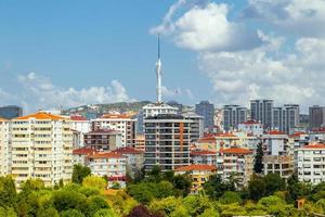 nieuwe kucuk camlica tv-radiotoren, telecommunicatietoren met observatiedekken en restaurants in het district uskudar van istanbul