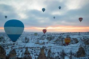 cappadocië, turkije, 2021 - heteluchtballonnen vliegen over cappadocië