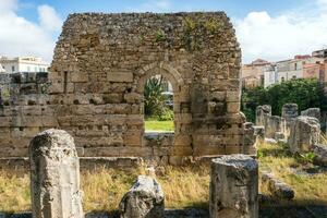 Syracuse, italië-mei 9, 2022-weergave van de mooi tempel van Apollo, de oudste in Sicilië gedurende een zonnig dag foto