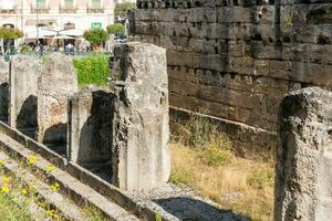 Syracuse, italië-mei 9, 2022-weergave van de mooi tempel van Apollo, de oudste in Sicilië gedurende een zonnig dag foto