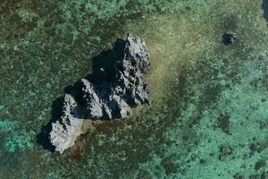 antenne visie van cadlao lagune rotsen foto