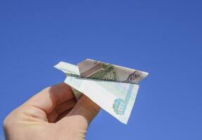 denominaties van Russisch geld, gevouwen in de vliegtuig tegen t foto