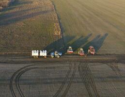 exporteren van kunstmest naar de velden. voorjaar bemesting planten. foto