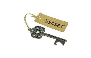 antiek oud sleutel met geheim label Aan wit achtergrond foto