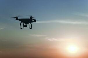 quadrocopters silhouet tegen de achtergrond van de zonsopkomst foto