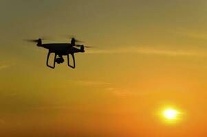 quadrocopters silhouet tegen de achtergrond van de zonsondergang. f foto