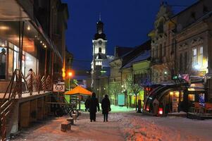 uzhgorod Oekraïne januari 7, 2017 downtown winter sneeuw nacht stad uzhgorod Oekraïne foto