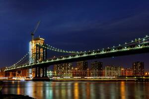 Manhattan brug verlichte Bij schemer heel lang blootstelling foto