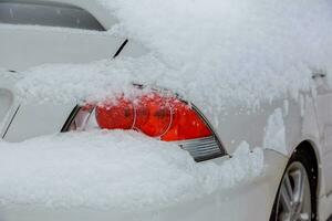 auto's gedekt met sneeuw in de winter sneeuwstorm foto